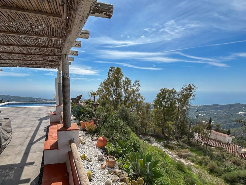 3 slaapkamer Villa te koop in Torrox met zwembad garage - € 595.000 (Ref: 9759494)