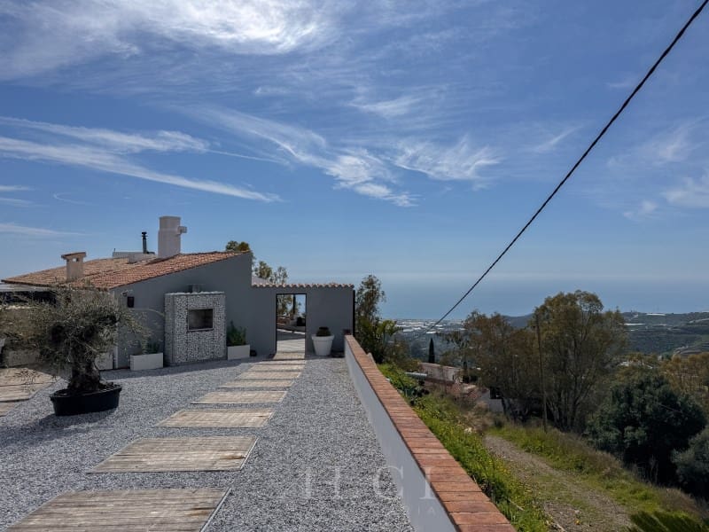 3 slaapkamer Villa te koop in Torrox met zwembad garage - € 595.000 (Ref: 9759494)