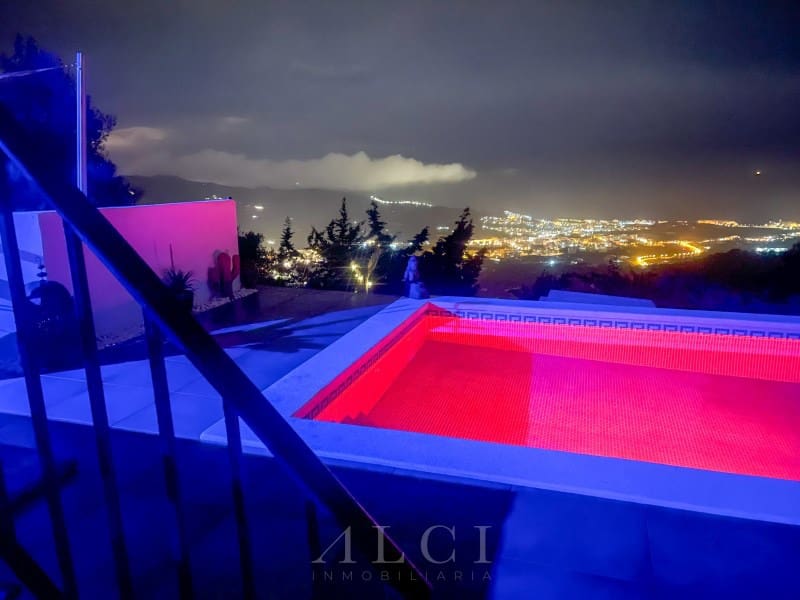 3 slaapkamer Villa te koop in Torrox met zwembad garage - € 595.000 (Ref: 9759494)