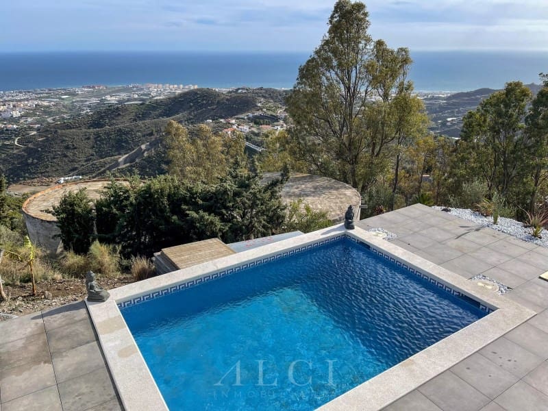 3 slaapkamer Villa te koop in Torrox met zwembad garage - € 595.000 (Ref: 9759494)