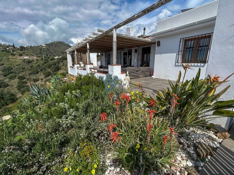 3 slaapkamer Villa te koop in Torrox met zwembad garage - € 595.000 (Ref: 9759494)