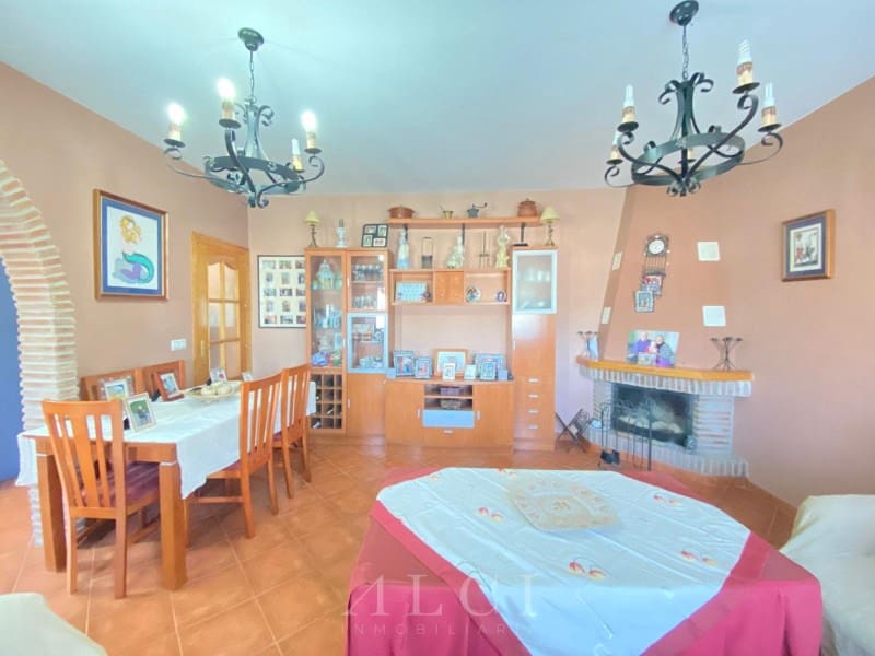3 bedroom Villa for sale in Alcaucin with garage - € 289,900 (Ref: 9759495)