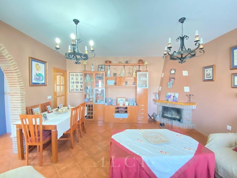 3 bedroom Villa for sale in Alcaucin with garage - € 289,900 (Ref: 9759495)
