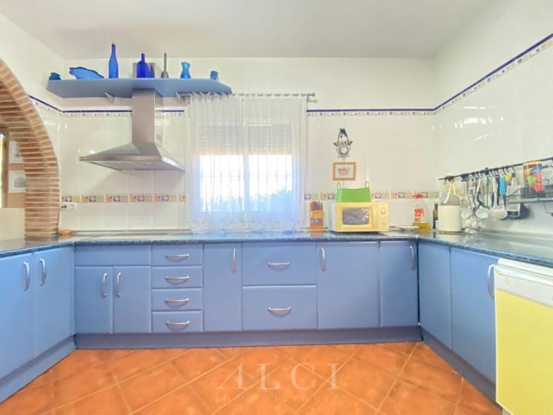 3 bedroom Villa for sale in Alcaucin with garage - € 289,900 (Ref: 9759495)