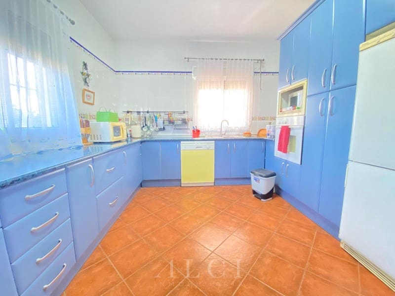 3 bedroom Villa for sale in Alcaucin with garage - € 289,900 (Ref: 9759495)