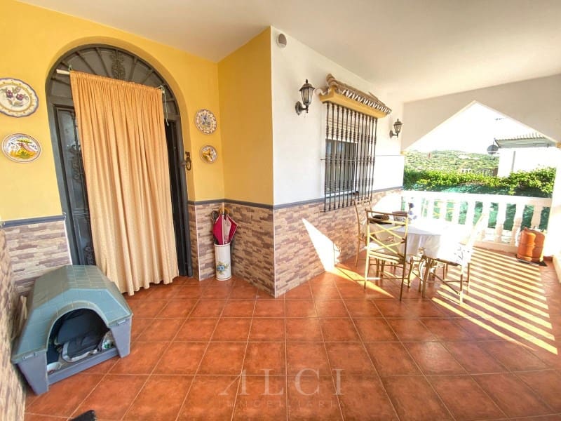 3 bedroom Villa for sale in Alcaucin with garage - € 289,900 (Ref: 9759495)
