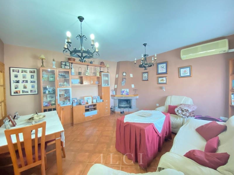 3 bedroom Villa for sale in Alcaucin with garage - € 289,900 (Ref: 9759495)