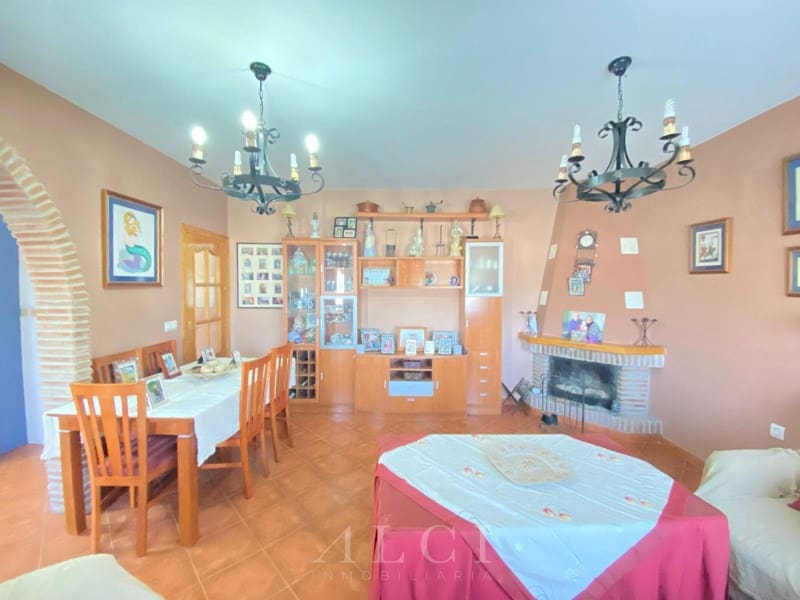 3 bedroom Villa for sale in Alcaucin with garage - € 289,900 (Ref: 9759495)
