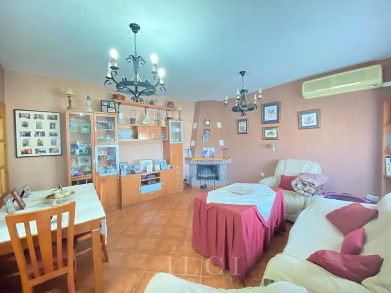 3 bedroom Villa for sale in Alcaucin with garage - € 289,900 (Ref: 9759495)