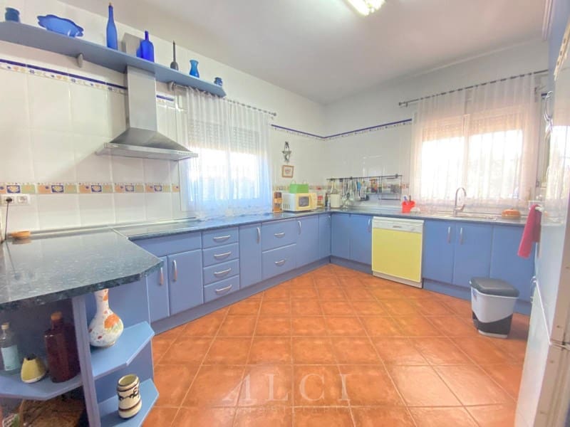 3 bedroom Villa for sale in Alcaucin with garage - € 289,900 (Ref: 9759495)