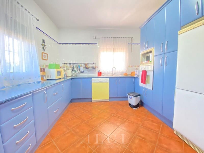 3 bedroom Villa for sale in Alcaucin with garage - € 289,900 (Ref: 9759495)