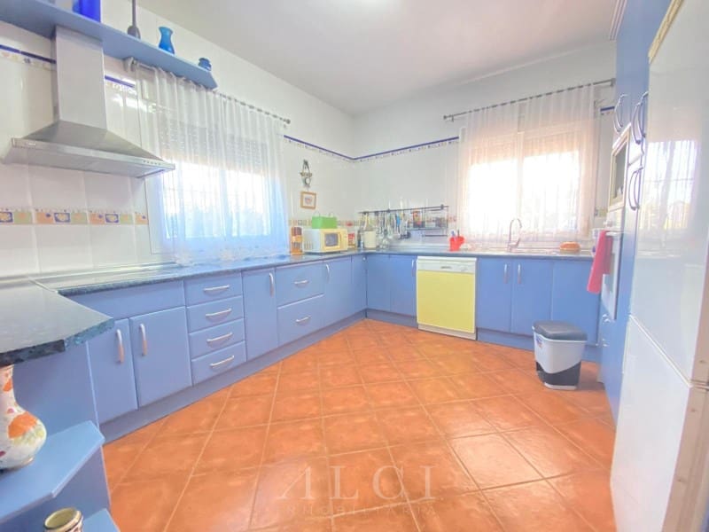 3 bedroom Villa for sale in Alcaucin with garage - € 289,900 (Ref: 9759495)