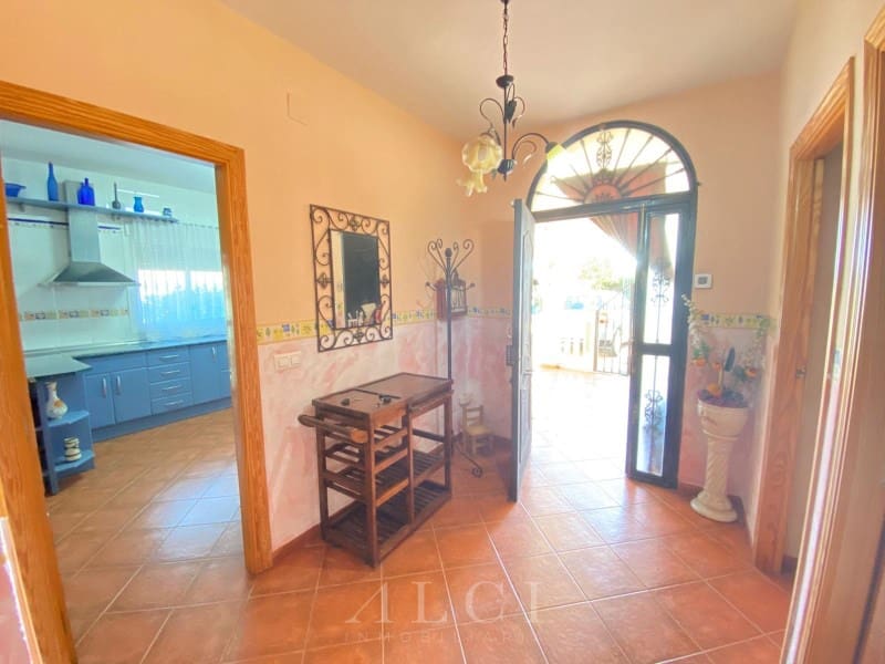 3 bedroom Villa for sale in Alcaucin with garage - € 289,900 (Ref: 9759495)