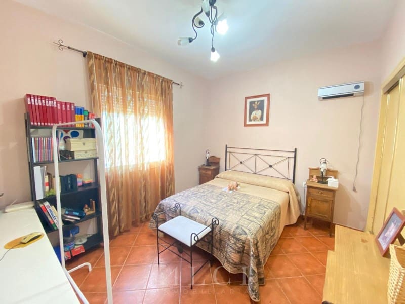 3 bedroom Villa for sale in Alcaucin with garage - € 289,900 (Ref: 9759495)