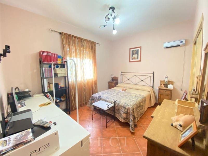 3 bedroom Villa for sale in Alcaucin with garage - € 289,900 (Ref: 9759495)
