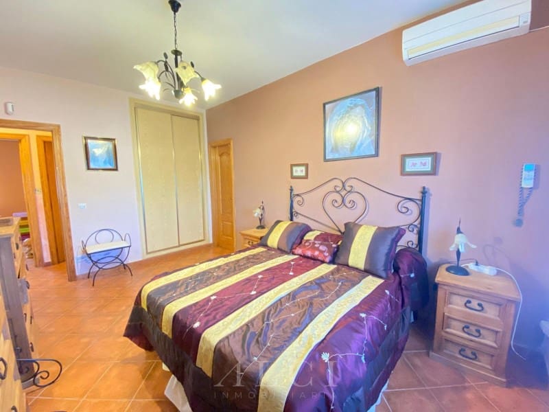 3 bedroom Villa for sale in Alcaucin with garage - € 289,900 (Ref: 9759495)