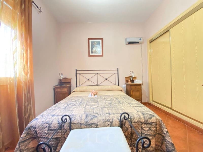 3 bedroom Villa for sale in Alcaucin with garage - € 289,900 (Ref: 9759495)