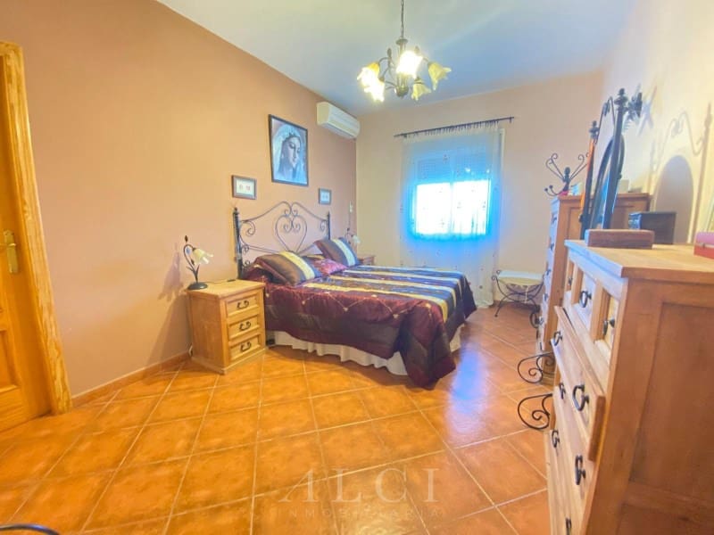 3 bedroom Villa for sale in Alcaucin with garage - € 289,900 (Ref: 9759495)