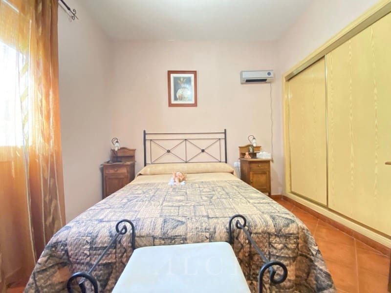 3 bedroom Villa for sale in Alcaucin with garage - € 289,900 (Ref: 9759495)