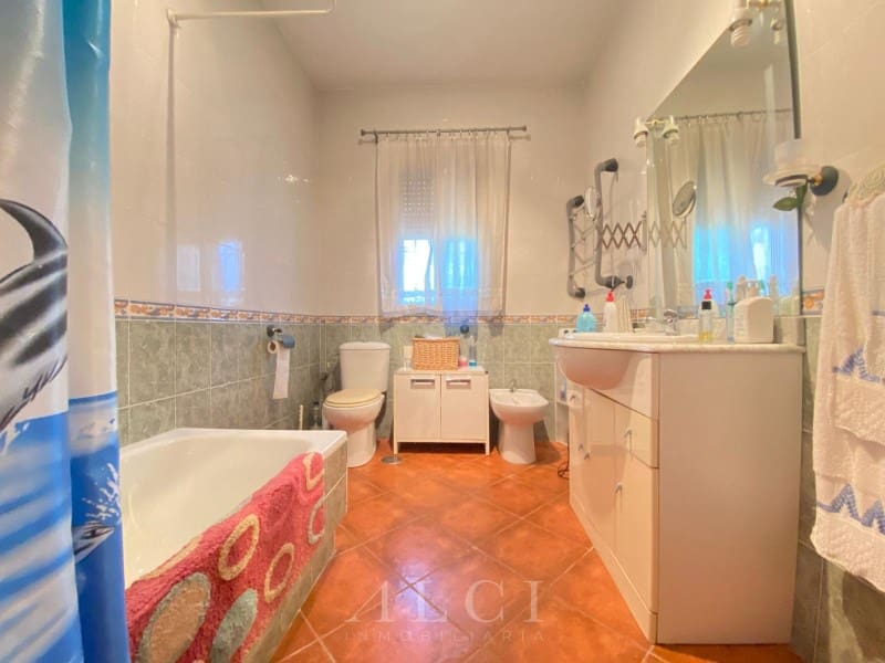 3 bedroom Villa for sale in Alcaucin with garage - € 289,900 (Ref: 9759495)