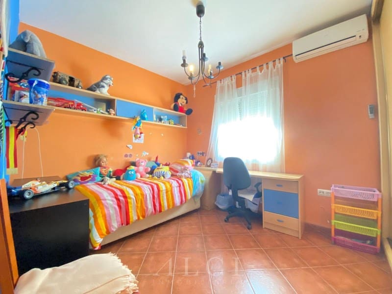 3 bedroom Villa for sale in Alcaucin with garage - € 289,900 (Ref: 9759495)