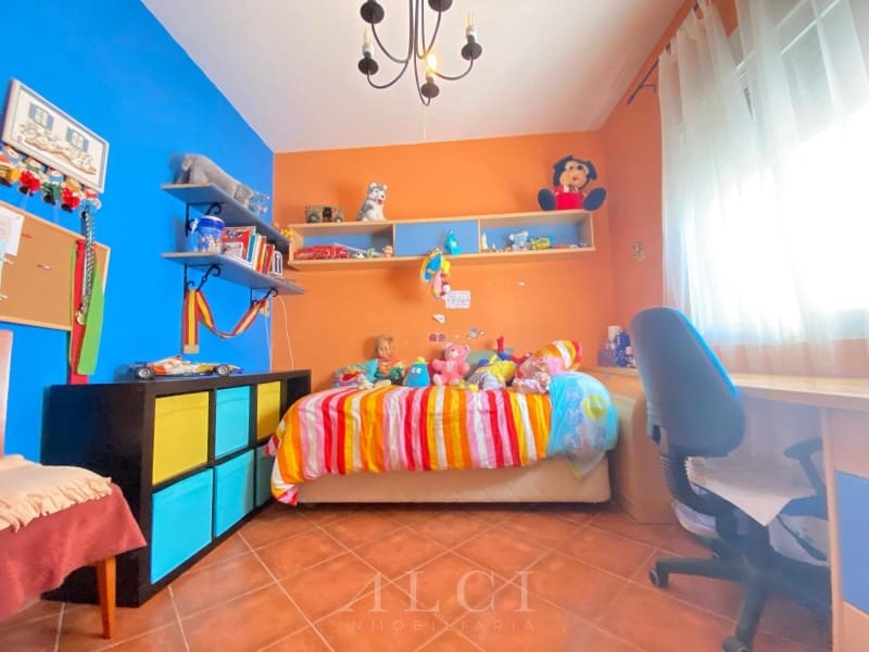 3 bedroom Villa for sale in Alcaucin with garage - € 289,900 (Ref: 9759495)