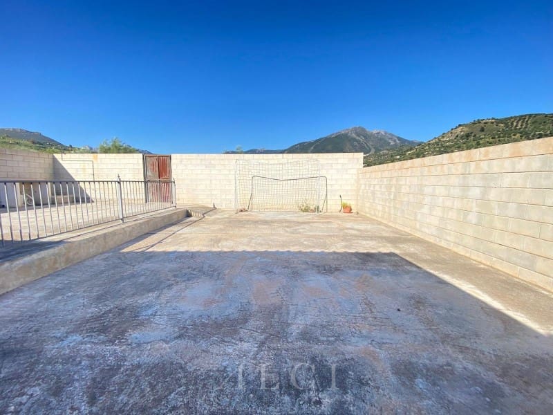 3 bedroom Villa for sale in Alcaucin with garage - € 289,900 (Ref: 9759495)