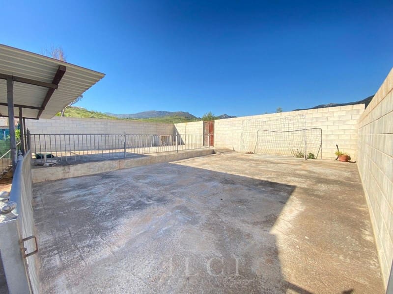 3 bedroom Villa for sale in Alcaucin with garage - € 289,900 (Ref: 9759495)