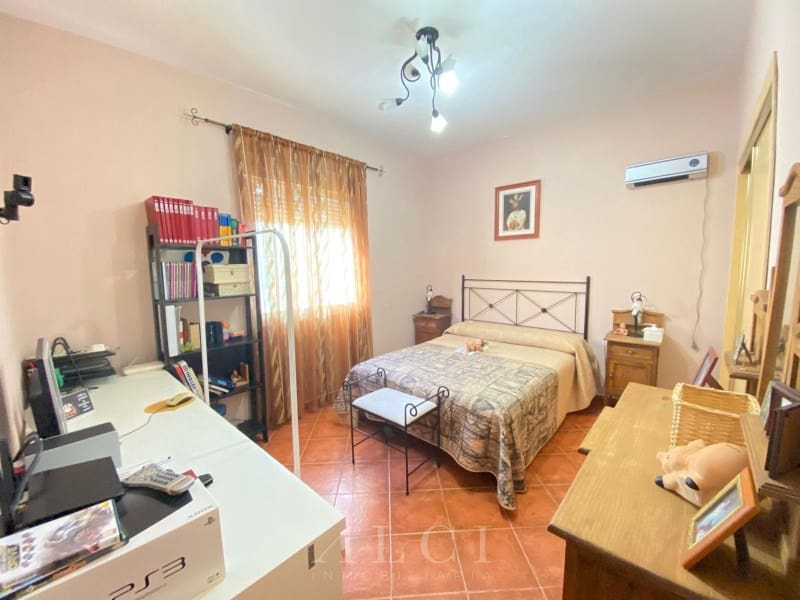 3 bedroom Villa for sale in Alcaucin with garage - € 289,900 (Ref: 9759495)