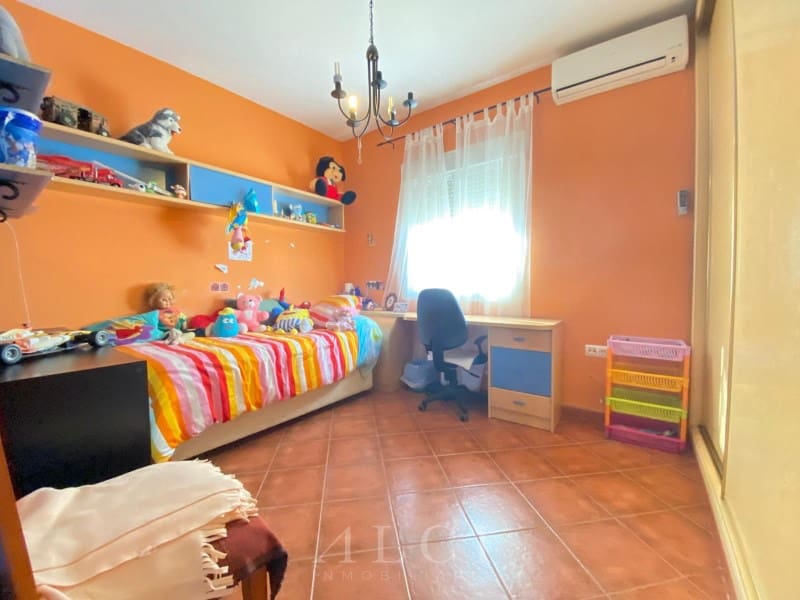 3 bedroom Villa for sale in Alcaucin with garage - € 289,900 (Ref: 9759495)
