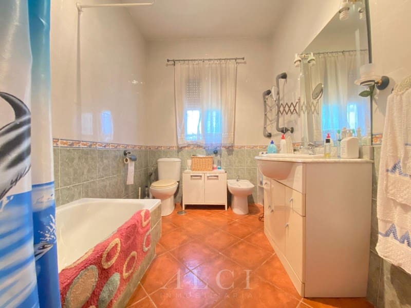3 bedroom Villa for sale in Alcaucin with garage - € 289,900 (Ref: 9759495)