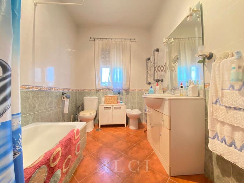 3 bedroom Villa for sale in Alcaucin with garage - € 289,900 (Ref: 9759495)