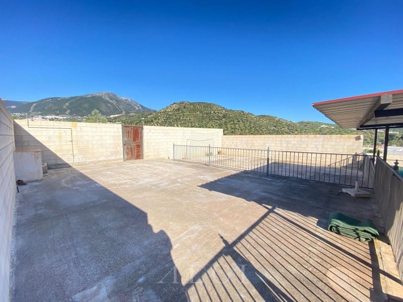 3 bedroom Villa for sale in Alcaucin with garage - € 289,900 (Ref: 9759495)