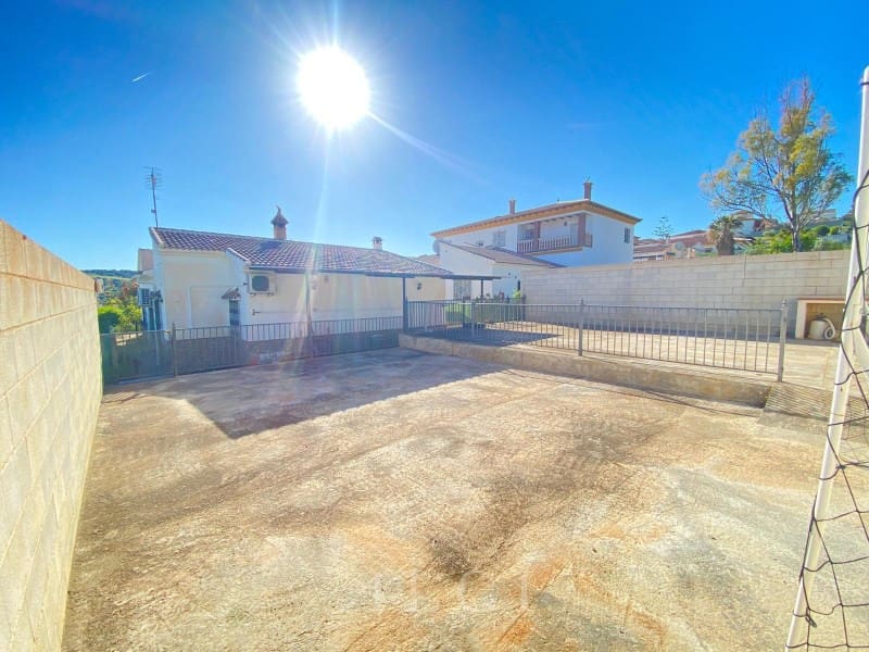 3 bedroom Villa for sale in Alcaucin with garage - € 289,900 (Ref: 9759495)