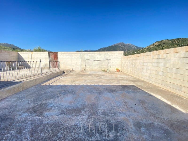 3 bedroom Villa for sale in Alcaucin with garage - € 289,900 (Ref: 9759495)