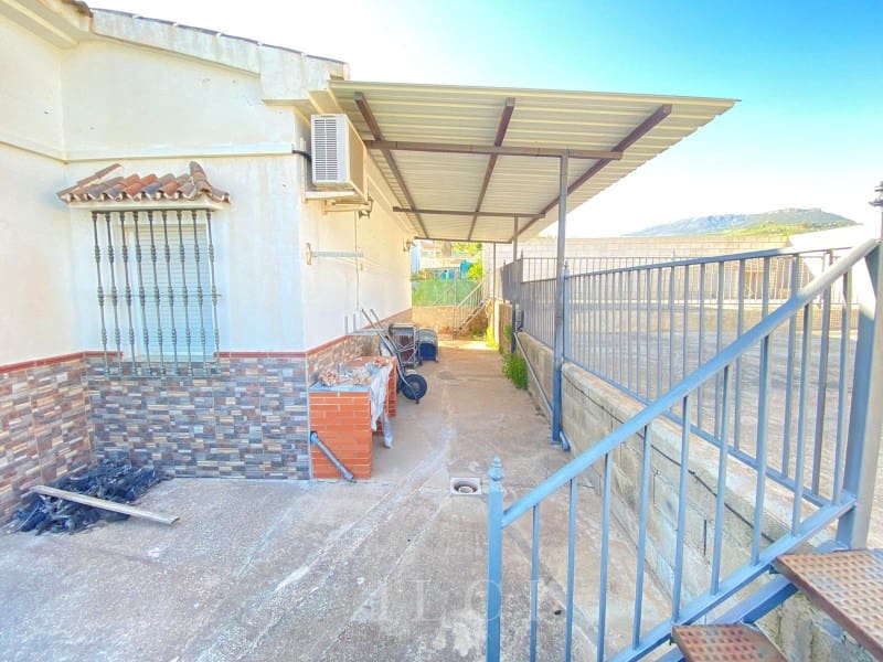3 bedroom Villa for sale in Alcaucin with garage - € 289,900 (Ref: 9759495)