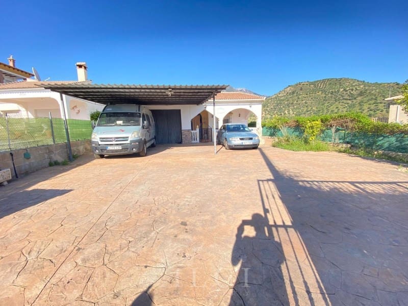 3 bedroom Villa for sale in Alcaucin with garage - € 289,900 (Ref: 9759495)