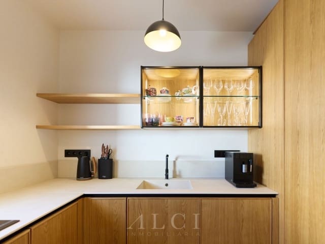 2 soveværelse Lejlighed til salg i Puerto Banus, Marbella med swimmingpool garage - € 1.100.000 (Ref: 9772931)