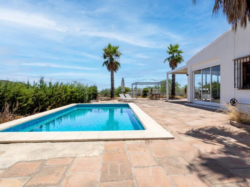 3 bedroom Villa for sale in Vinuela with pool garage - € 385,000 (Ref: 9804213)