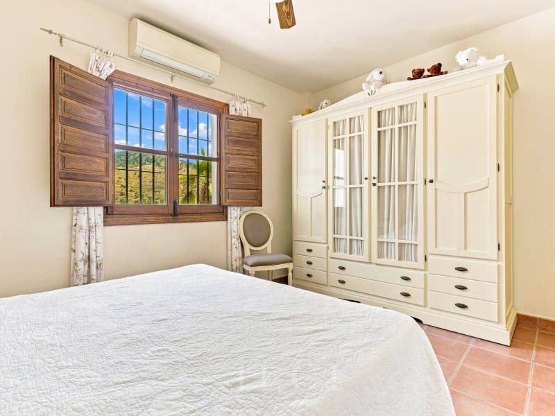 3 bedroom Villa for sale in Vinuela with pool garage - € 385,000 (Ref: 9804213)