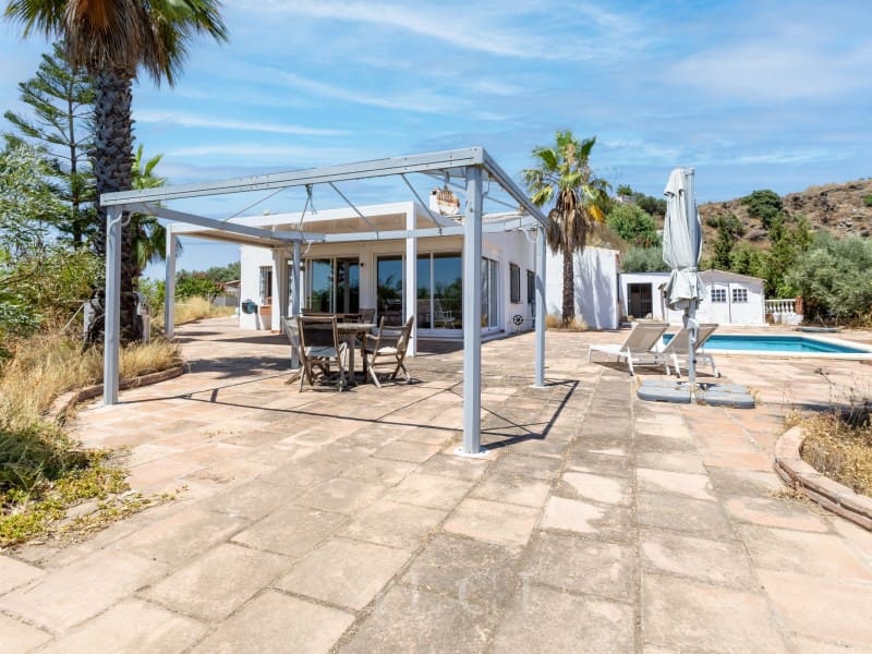 3 bedroom Villa for sale in Vinuela with pool garage - € 385,000 (Ref: 9804213)
