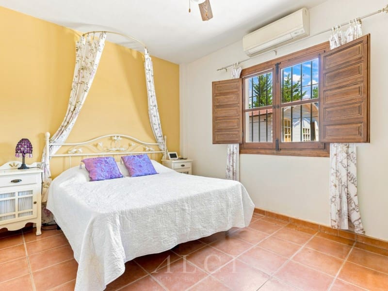 3 bedroom Villa for sale in Vinuela with pool garage - € 385,000 (Ref: 9804213)