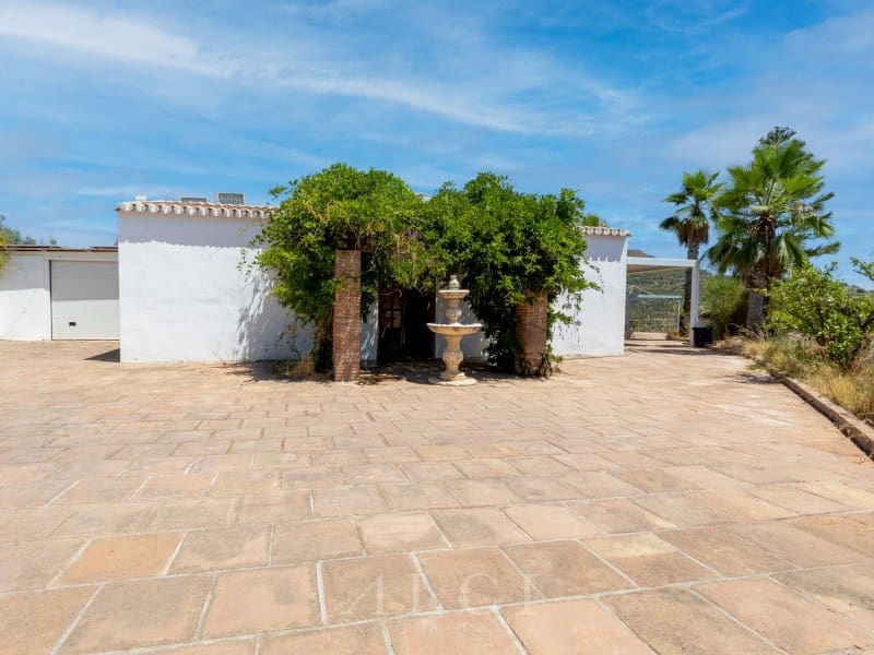 3 bedroom Villa for sale in Vinuela with pool garage - € 385,000 (Ref: 9804213)
