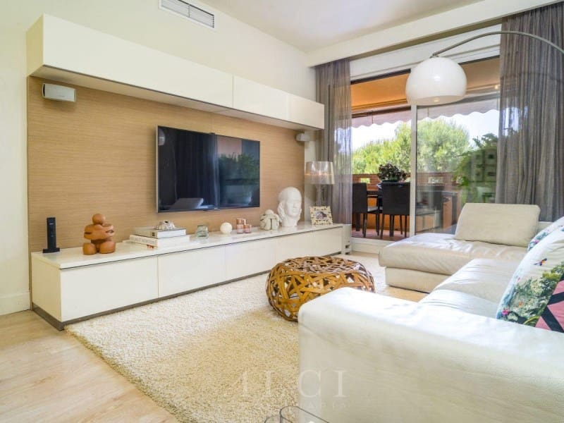 3 bedroom Flat for sale in Marbella with pool - € 895,000 (Ref: 9833750)