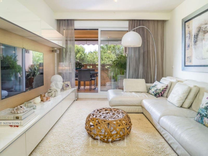 3 bedroom Flat for sale in Marbella with pool - € 895,000 (Ref: 9833750)