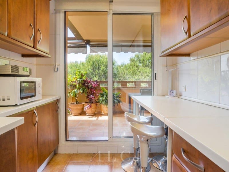 3 bedroom Flat for sale in Marbella with pool - € 895,000 (Ref: 9833750)