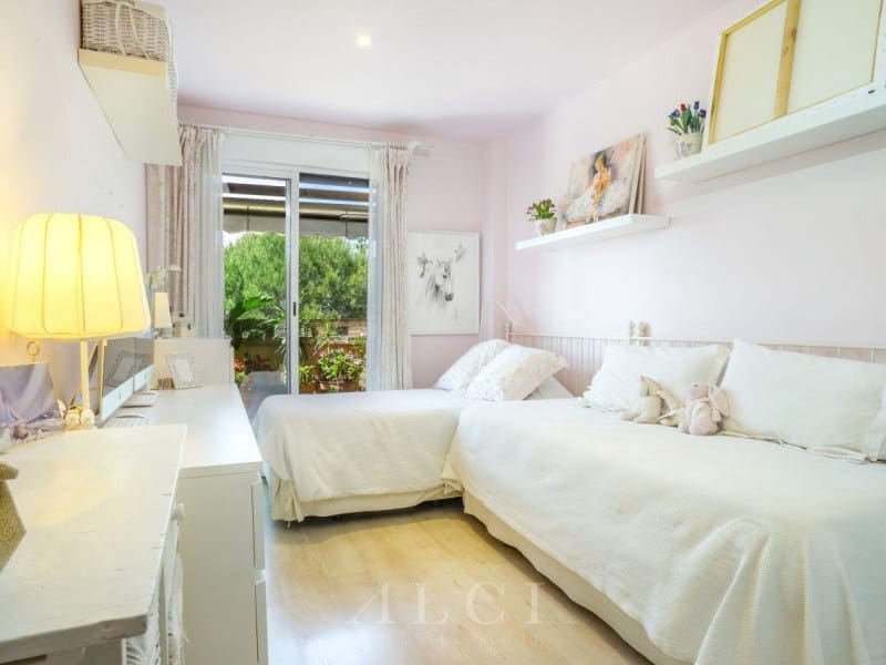 3 bedroom Flat for sale in Marbella with pool - € 895,000 (Ref: 9833750)