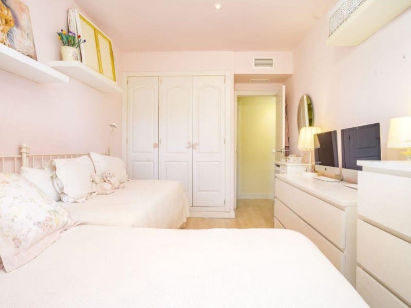 3 bedroom Flat for sale in Marbella with pool - € 895,000 (Ref: 9833750)