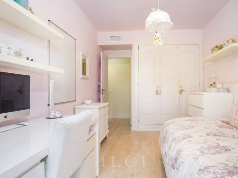 3 bedroom Flat for sale in Marbella with pool - € 895,000 (Ref: 9833750)