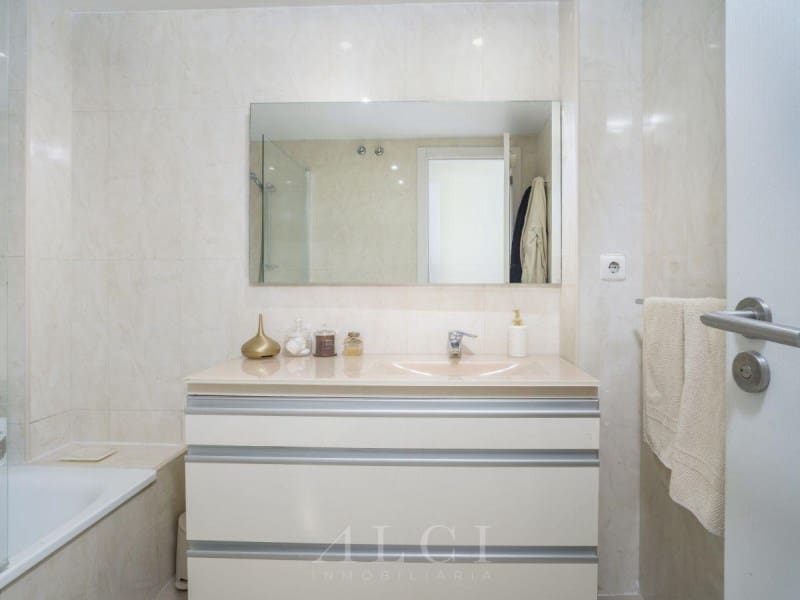 3 bedroom Flat for sale in Marbella with pool - € 895,000 (Ref: 9833750)